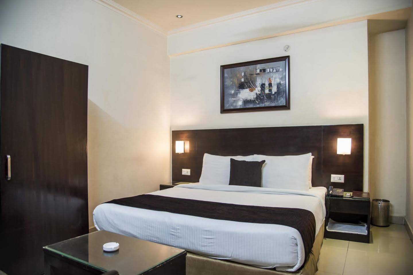 Anr Hotels Lucknow Zewnętrze zdjęcie